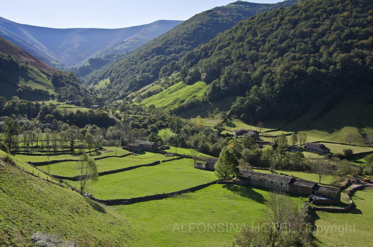 Hotel La Alfonsina Santibanez de Villacarriedo Exteriör bild